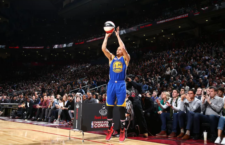 纳斯：库里开辟了新时代，他重塑人们对于三分的认知