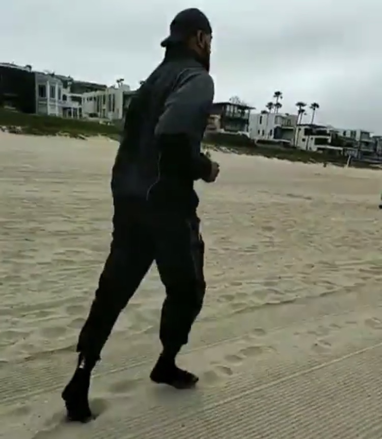 刻苦训练！詹姆斯早起进行沙滩晨跑训练