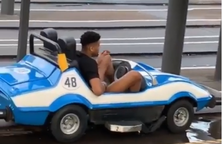 庞然大物！美媒晒字母哥游玩迪士尼时驾驶游乐小车的照片