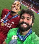 怎么有点萌萌哒，范戴克阿利松赛后晒甜蜜自拍