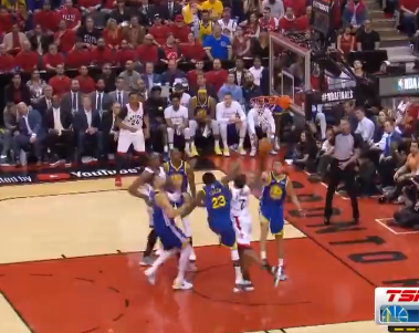 [视频]伦纳德顶开防守强行上篮打成2+1，为猛龙打破得分荒