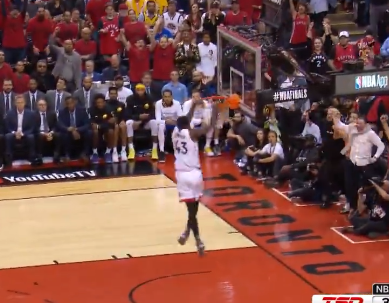 [视频]鲍威尔眼疾手快抢断，助攻西亚卡姆快下双手暴扣