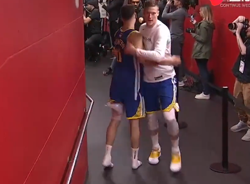 [视频]汤普森左腿缠冰袋在球员通道和队友击掌庆祝胜利