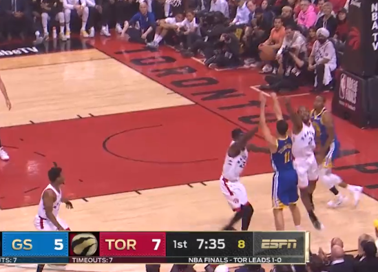 [视频]佛光普照！克莱面对两人扑防投进高难度三分