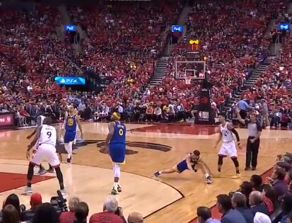 [视频]克莱受伤瞬间，三分出手落地后双腿过度拉伸