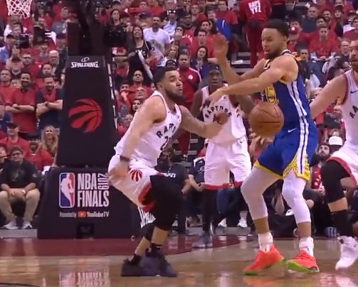 [视频]攻防一体！范弗利特抢断库里反击上篮命中