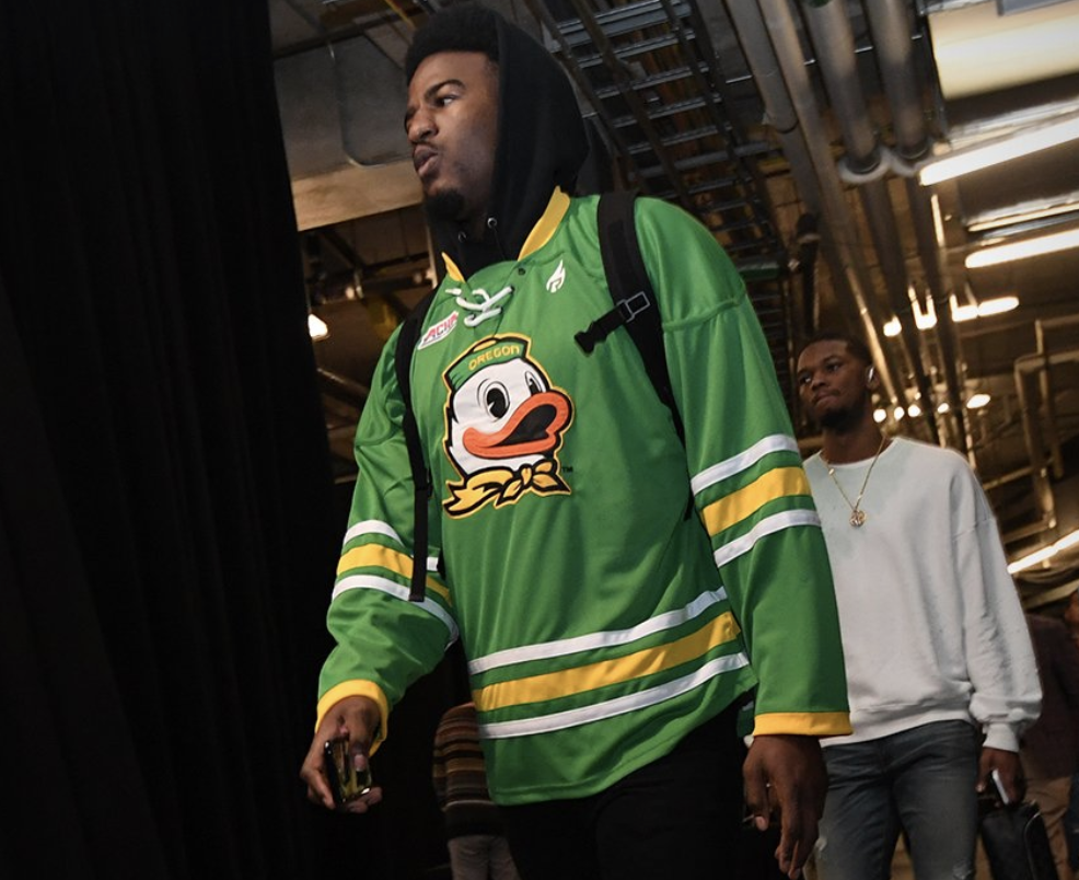 勇士官方发布球员入场照：贝尔身穿俄勒冈鸭图案运动衫