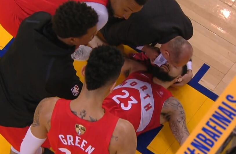 范弗利特头部受伤，返回更衣室接受检查