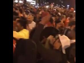 [视频]欢乐的海洋！猛龙球迷在多伦多庆祝拿下总决赛G4