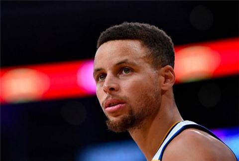 手感欠佳！库里半场三分球5投全失仅得到8分3助攻