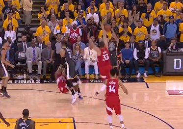 [视频]库里遭遇严防，迅速出手命中高难度三分