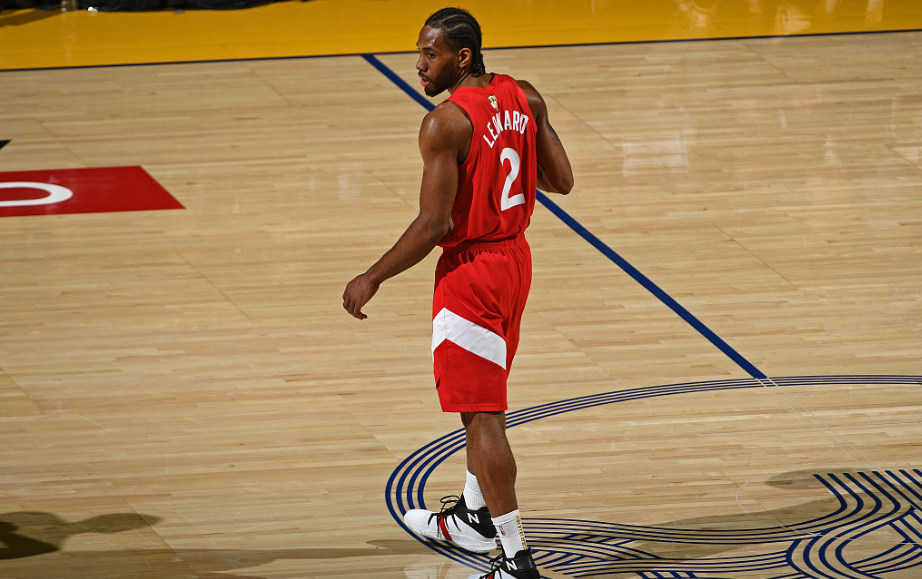 伦纳德今年总决赛前4场共命中45个罚球，排名历史第二