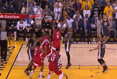 [视频]伊巴卡大帽麦金尼抛投，随后命中弧顶三分