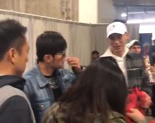 [视频]好友助阵，书豪赛后和杰伦在球员通道寒暄