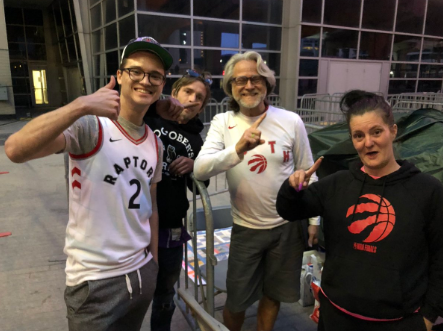 真爱粉！多名猛龙球迷为现场观战提前数日球馆外扎营夜排