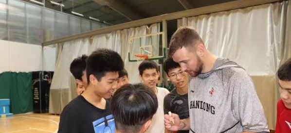 莫泰立陶宛参加澳门十大正规赌博网站交流活动,身穿山东男澳门十大正规赌博网站衣