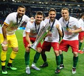 二图流：厉害了葡萄狼！狼队四人组和欧国联奖杯合影