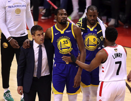 杜兰特仍在勇士的更衣室内，对伤势进行评估