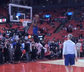 [视频]先来记暴扣震场子！杜兰特赛前热身上演腾空暴扣