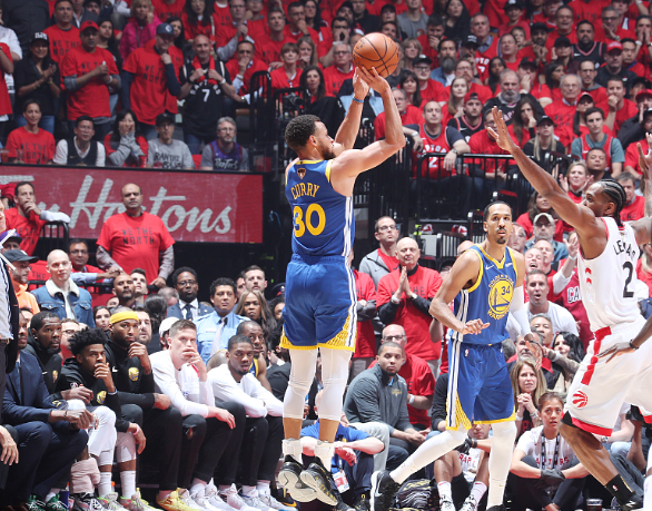 火力全开！库里半场11投7中，砍下23分