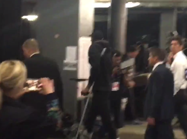 杜兰特用拐杖支撑着，离开球馆