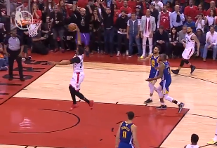 [视频]默契！伦纳德助攻鲍威尔三分线外起步滑翔扣篮