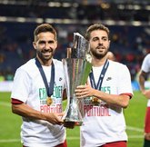 多图流：分开秀？B席连发五条推特晒与五座奖杯的合影