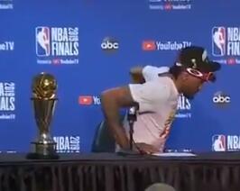 [视频]伦纳德接受完采访，把FMVP奖杯忘在采访室