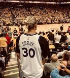 心情不佳！卡里乌斯身穿库里球衣现身NBA总决赛现场