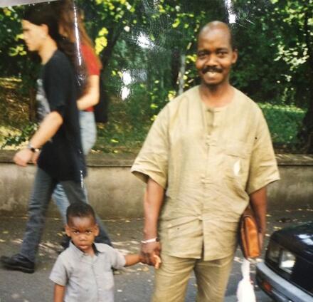 博格巴晒儿时与父亲合照：祝所有的父亲节日快乐