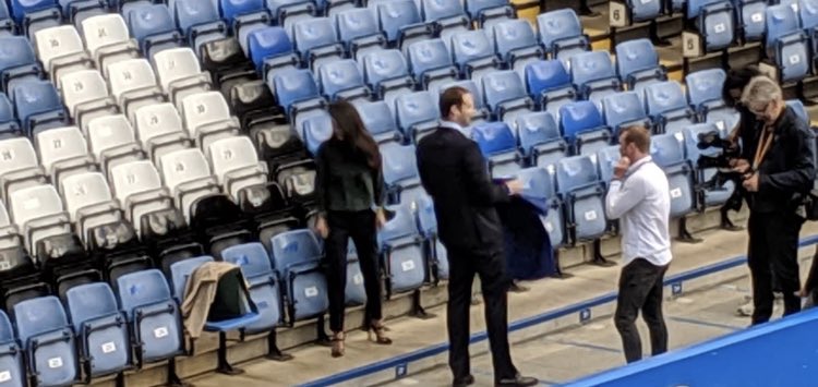 来啦来啦！切赫现身斯坦福桥，手举<a href=https://www.310bf.com/tags-%E5%88%87%E5%B0%94%E8%A5%BF-0.html target=_blank class=infotextkey>切尔西</a>球衣拍照