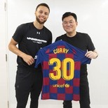 老弟欢迎你！乐天老板向库里赠送新赛季巴萨球衣