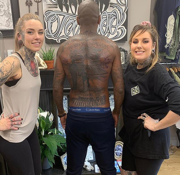 夏天保留节目！阿什利-扬后背新添文身