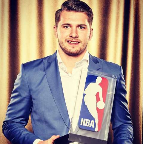 nba常规赛各大奖项颁奖典礼昨日举办,独行侠后卫卢卡-东契奇捧回2018