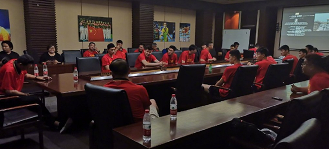 中国男篮全体观看电影《绝杀慕尼黑》,学习竞赛精神