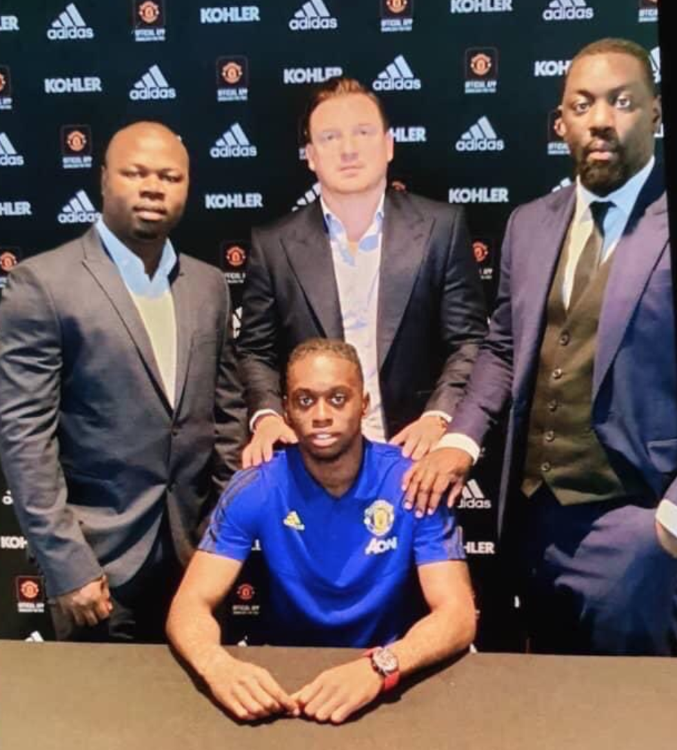 等一个官宣，万-比萨卡和经纪团队摆pose合影