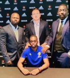 等一个官宣，万-比萨卡和经纪团队摆pose合影