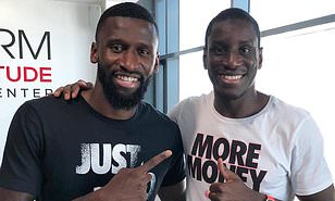 巧了，吕迪格在迪拜进行康复训练时偶遇登巴巴