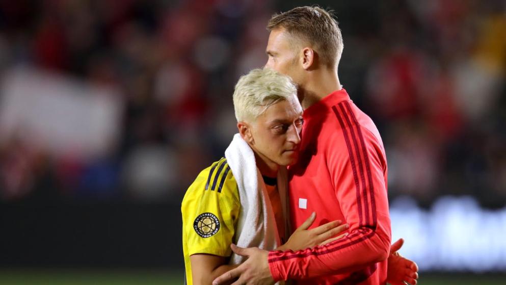 好久不见！图片报：厄齐尔赛后探望前德国国家队友