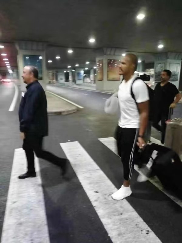 来啦！一图流：龙东已抵达大连，贝尼特斯亲自接机