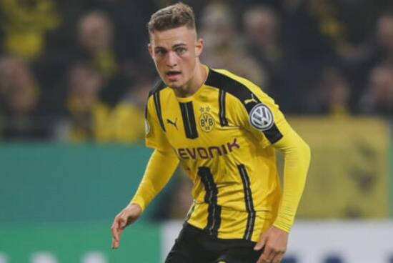 GIF：沃尔夫下底横传，拉尔森持球调整后劲射破门