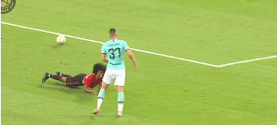 GIF：什克利尼亚凶狠犯规染黄