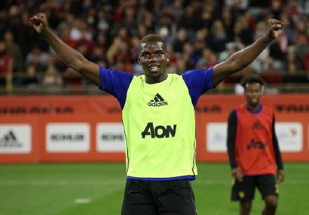 骚操作尽显好腰力！博格巴训练中“鲤鱼打挺”从地上跃起