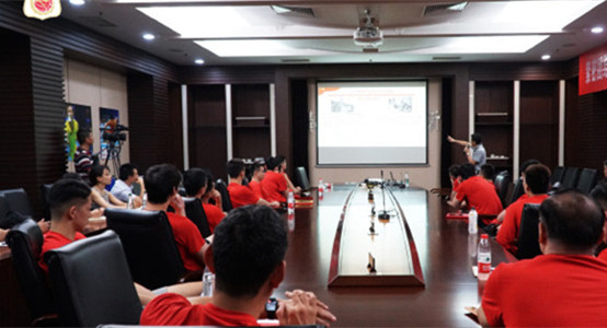 精神食粮!中国男篮队员集体接受党课教育