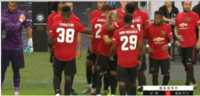 GIF：一排红衣少年，曼联大量换人