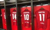 有心了！曼联与热刺两队的比赛球衣后都印有球员中文名
