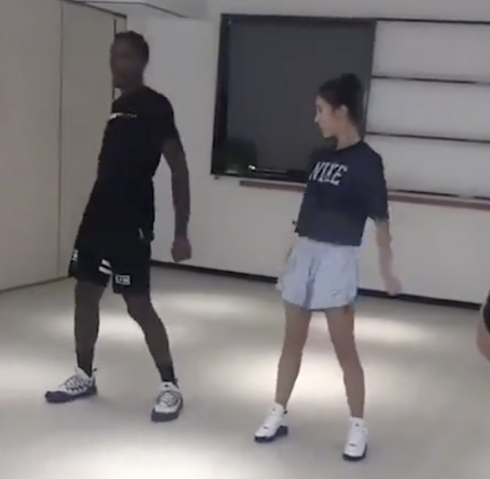 [视频]灵魂舞者？路威中国行与小姐姐认真学舞蹈