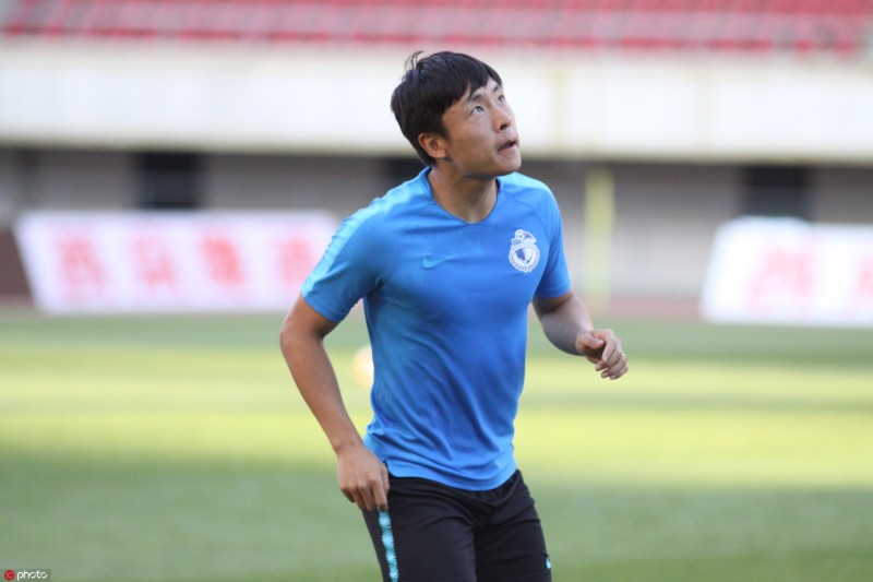 记者白国华透露,大连一方准备买断从广州恒大租借而来的中场球员郑龙