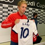 终于见到偶像！阿尔普赛后拿到凯恩球衣