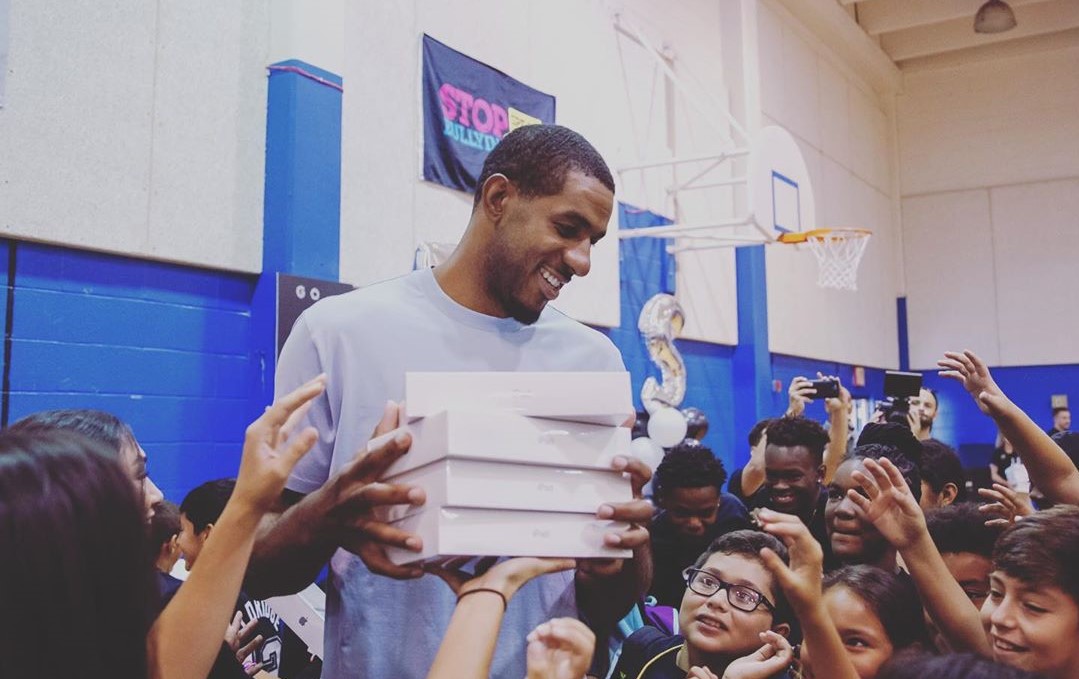 暖心大男孩！阿尔德里奇更新Ins晒参加社区活动照片